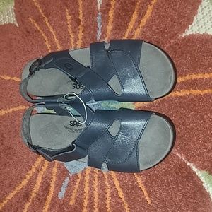 SAS Women's Navy Blue Leather Sandals, size 7.5 Narrow